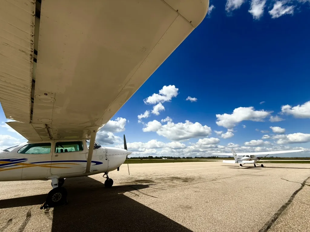 青空とセスナ機